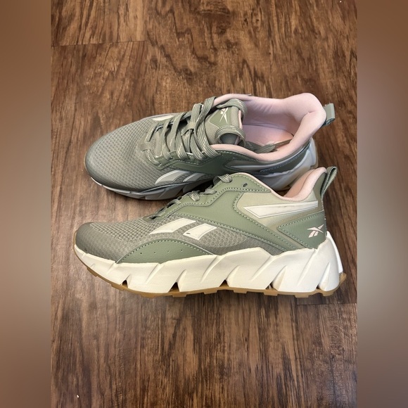 Reebok NWOT Women's Pink and Green Sneaker. Size 7.5 - Picture 2 of 7